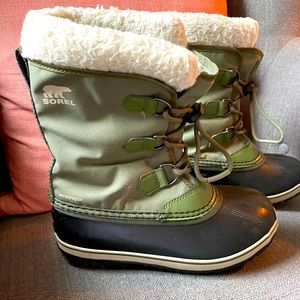 Sorel youth Yoot PAC Nylon boot in green size 4.